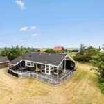 Moderne Villa mit Terrasse, Garten und Blick auf die Landschaft.