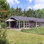 Ein Haus mit Terrasse, Garten und Sitzgelegenheiten unter freiem Himmel.