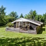 Hütte mit Terrasse, Garten und Grillplatz. Holzterrasse mit Sitzgelegenheit.