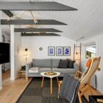 Wohnzimmer mit Sofa, Kamin und Fernseher an der Wand.
