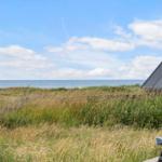 Haus mit Blick auf das Meer und Grasland