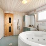 Badezimmer mit Whirlpool, Holzwand und Dusche