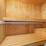 Sauna mit Holzwand und Sitzbänken