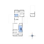 Wohnung mit drei Schlafzimmern, Küche, Bad und Sauna. Außenbereich mit Garage.