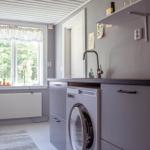 Küche mit Waschmaschine, Fenster und Heizkörper
