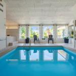 Innenpool mit Sitzgelegenheiten und Fensterblick
