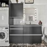 Badezimmer mit Waschmaschine, Spiegelschrank und Toilette
