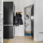 Eingangsbereich mit Garderobe, Wandbild und Blick in das Bad.