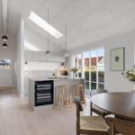 Küche mit Essbereich, integrierte Weinkühlung und großzügige Fenster