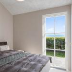 Schlafzimmer mit Blick auf das Meer durch eine Glastür.