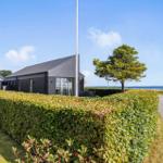 Moderne Villa mit großem Garten und Blick aufs Meer