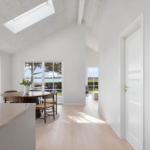 Esszimmer mit Blick aufs Meer und Holzboden