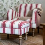 Sitzsack mit rot-weißem Streifenmuster und Holzbeinen auf Teppichboden.
