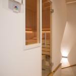 Sauna mit Holzwand und Glasfront, Steuerung an der Wand