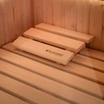 Sauna mit Holzbänken und warmem Licht