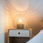 Nachttisch mit Schublade und Lampe neben dem Bett