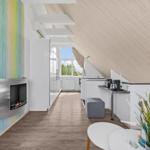 Wohnung mit Wohnbereich, Küche und Kamin in Dachschrägen