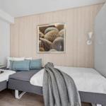 Schlafzimmer mit Bett, Wandbild und Kleiderschrank