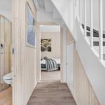 Flur mit Dusche, Schlafzimmer und Treppe