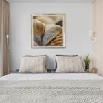 Schlafzimmer mit Bett, Wandbild und Holzwand. Fenster mit Vorhängen.
