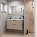 Badezimmer mit Dusche, Waschbecken und Spiegel. Aufbewahrung und Fenster sichtbar.