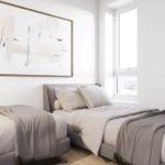 Schlafzimmer mit zwei Betten, Fenster und Wandbild.