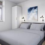 Schlafzimmer mit Bett, Wandbild und Fenster