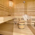 Sauna mit Holzbank, Eimer und Handtuch