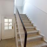 Haus mit Treppe und Tür im Flur