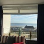 Wohnzimmer mit Blick aufs Meer und Strand