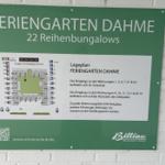 Schild mit Lageplan und Parkplatzinformationen für Feriengarten Dahme.