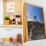 Küchenbereich mit Schrank und Bild an der Wand.