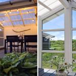 Terrasse mit Tisch, Stühlen und Pflanzen. Blick durch Fenster auf Grünland und Haus.