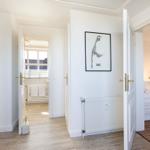 Flur mit Blick in Schlafzimmer und Bad. Wandbild mit Karte von Sylt.