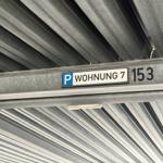 Wohnung 7 mit Hausnummer 153 an der Eingangstür.