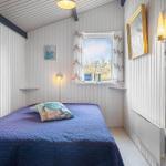 Ein Schlafzimmer mit Bett, Fenster und Wandbehang.