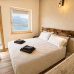 großes weiches Doppelbett mit Naturholz