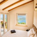 Schlafzimmer mit gemütlichem Bett und Balkon