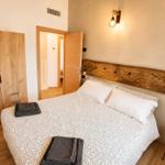 Schlafzimmer mit Naturholz und Kleiderschrank