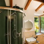 Badezimmer mit großer Dusche und Glaskabine