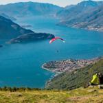 probieren Sie Paragliding über dem Comer See