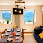 gemütliches Sofa und Blick auf den See