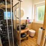 Dusche mit Marmosfliesen