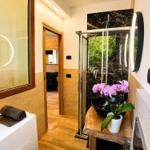 gut ausgestattetes Badezimmer mit Dusche und Waschmaschine