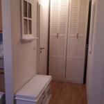 Flur mit Kleiderschrank, Sitzbank und Wandregal.
