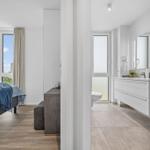 Schlafzimmer mit Blick auf den Himmel. Neben dem Bad mit Waschtisch und Toilette.