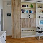 Wohnzimmerschrank mit Essecke zum Ausklappen