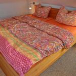 Schlafzimmer mit Doppelbett