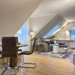 Wohnzimmer mit Essbereich und Couchecke
