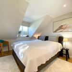Schlafzimmer mit Doppelbett